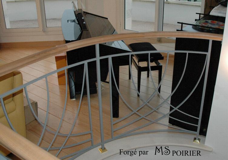 Rampe d'escalier Art D&eacute;co avec main courante en bois
